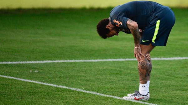 Neymar deixou treino da seleção brasileira após sentir dores no joelho esquerdo. Foto: Pedro Martins/Mowa Press