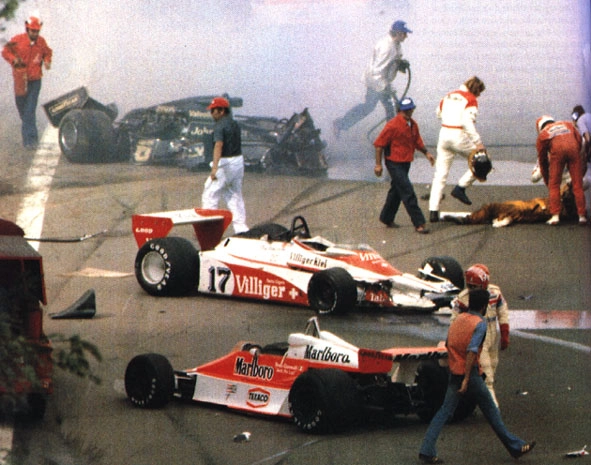 Saldo da tragédia após a largada do GP da Itália de 1978, em Monza. Ao fundo, a Lotus de Peterson com a frente totalmente destruída. No chão, com macacão amarelo, está Ronnie Peterson. À esquerda dele, levantando a perna e com um capacete preto na mão, está o britânico James Hunt, cujo carro (McLaren) é o mais abaixo. O carro do meio (número 17) é o Shadow do suíço Clay Regazzoni, que aparece abaixo, de capacete vermelho, ao lado de um fiscal. Foto: Divulgação