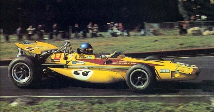 Ano de estreia na Fórmula 1, com o March 701 no GP dos Estados Unidos, em Watkins Glen, corrida em que Peterson terminou na 11ª colocação. A prova foi marcada pela primeira vitória de Emerson Fittipaldi na F!, com Lotus-Ford. Foto: Divulgação