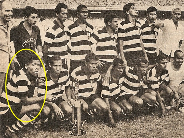 Time do Campo Grande Atlético Clube-RJ, em 1967. Da esquerda para a direita, em pé: o treinador Gradim é o último. Agachados: Dario é o primeiro. Foto enviada por José Eustáquio