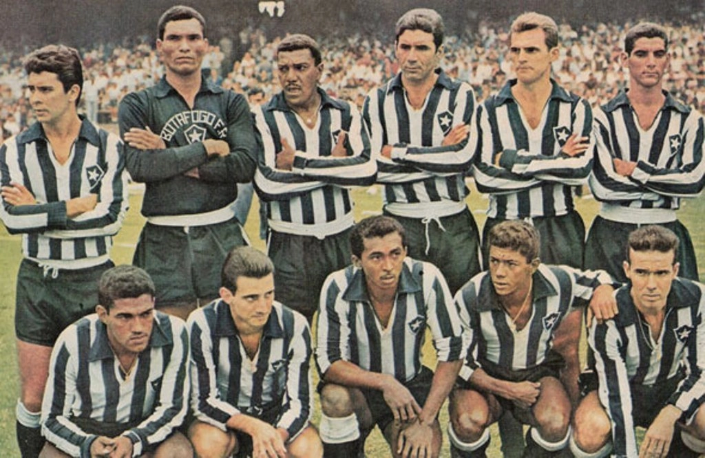 O Botafogo em 1962 no Maracanã. Em pé, da esquerda para a direita: Paulistinha, Manga, Jadir, Nilton Santos, Airton e Rildo. Agachados: Garrincha, Edson, Quarentinha, Amarildo e Zagallo
