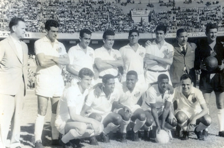 Veja o grande Santos antes de partida disputada em 1961 na cidade de Montevidéu, no Uruguai. Em pé estão Calvet, Zito, Dalmo, Jorge Trombada, Mauro e Lalá; agachados estão Sormani, Mengálvio, Coutinho, Dorval e Pepe
