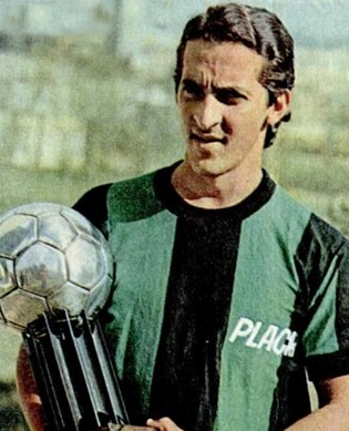 Na década de 70, premiado com a Bola de Prata da Revista Placar. Foto: Revista Placar