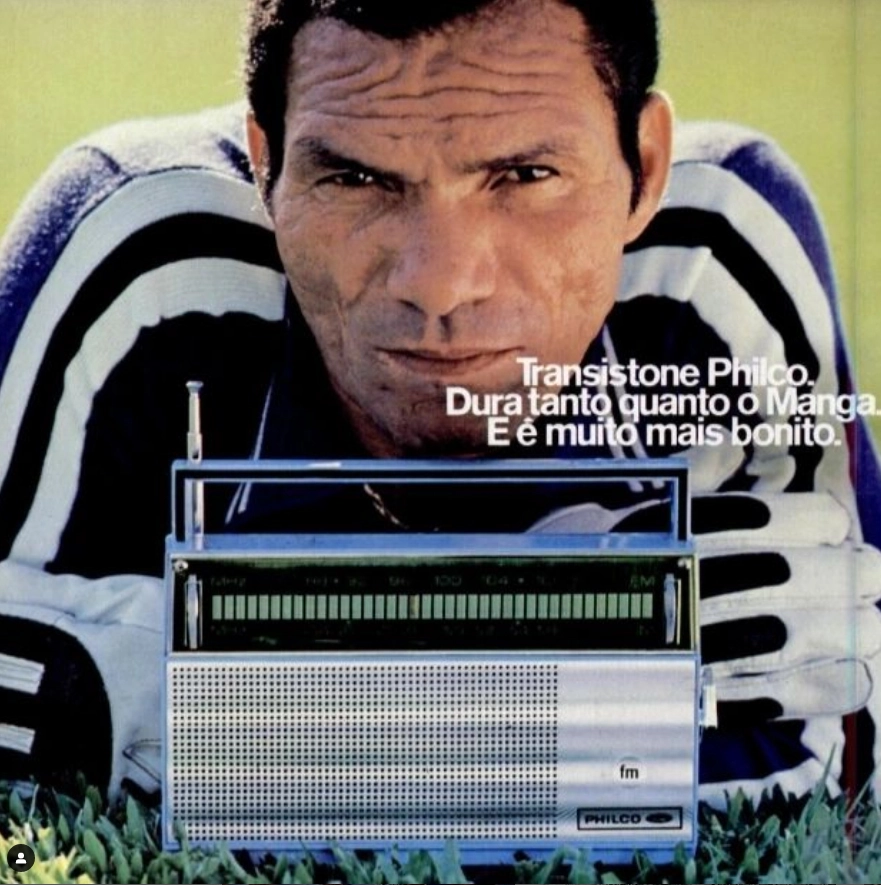 Em 1979, então goleiro do Grêmio, Manga participou da campanha de lançamento do rádio Transistone, da Philco. Foto: Divulgação/Philco