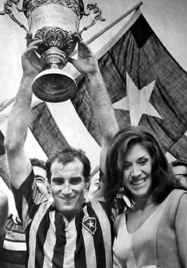 Gérson ao lado da atriz Yoná Magalhães durante a entrega da taça de campeão carioca de 1967, no Maracanã. Foto: Reprodução