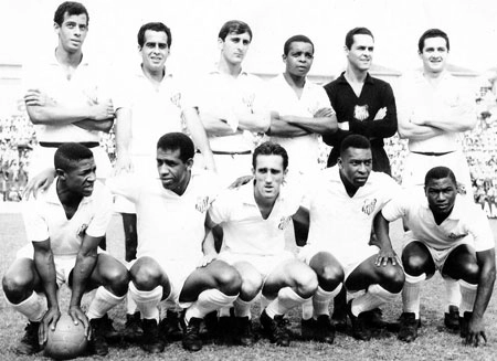 Santos, 1965, Morumbi em obras. Em pé: Carlos Alberto Torres, Zito, Oberdan, Lima, Gylmar dos Santos Neves e Orlando. Agachados: Dorval, Mengálvio, Toninho, Pelé e Edu