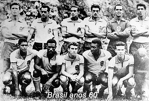 Acima, a seleção brasileira em fevereiro de 1962, em preparação para a Copa do Chile. Em pé: De Sordi, Zito, Altair, Calvet, Gylmar e Airton Pavilhão. Agachados: Jair da Costa, Didi, Prado, Pelé, Zagallo e Mário Américo.

