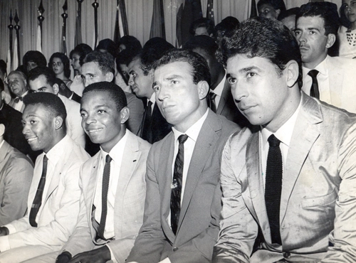 Entrega das medalhas de ouro do bi-mundial conquistado pelo Santos. À frente, da esquerda para a direita, estão: Pelé, Lima, Ismael e Mauro Ramos de Oliveira. Atrás deles, encobertos (também da esquerda para a direita): Zito, Toninho Guerreiro, Almir Pernambuquinho, Haroldo e Calvet.