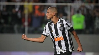 Aos 39 anos, zagueiro Leonardo Silva renova com o Atlético-MG