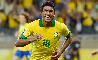 Paulinho sai da Inglaterra pela porta dos fundos e chega &agrave; China para se esconder profissionalmente