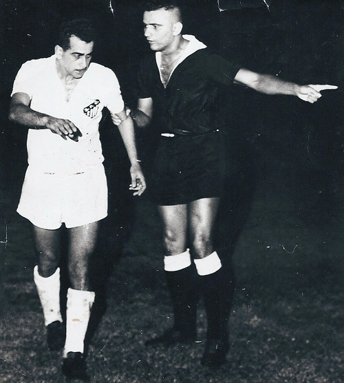 Pacaembu, 1961: No jogo São Paulo 1 x 2 Santos, Zito foi expulso pelo árbitro Olten Ayres de Abreu.