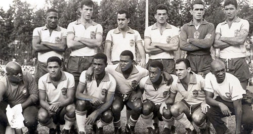 Uma das formações da Seleção Brasileira na fase de preparação para a Copa do Mundo de 1962: Djalma Santos, Bellini, Zito, Calvet, Castilho e Nílton Santos; agachados: massagista Santana, Garrincha, Didi, Coutinho, Pelé, Pepe e o massagista Mário Américo.  Crédito foto: Arquivo CBF 

