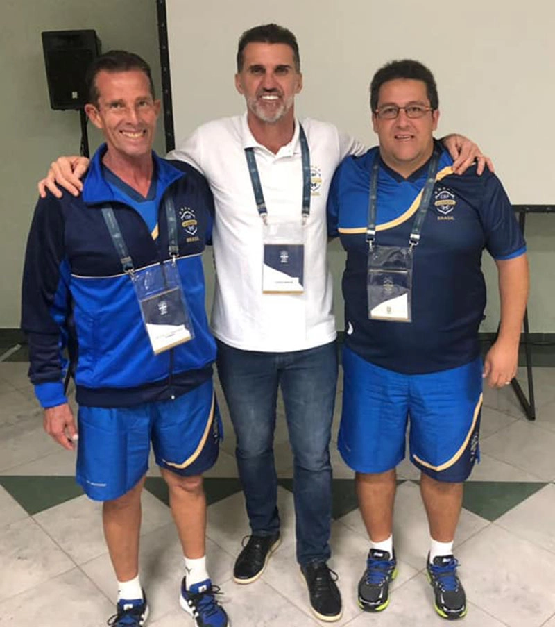 Vagner Mancini entre os técnicos Karmino Colombini (esquerda) e Fernando Marchiori (direita) durante o Curso de Treinadores da CBF, em 2019, no interior de SP. Foto: Reprodução/Facebook