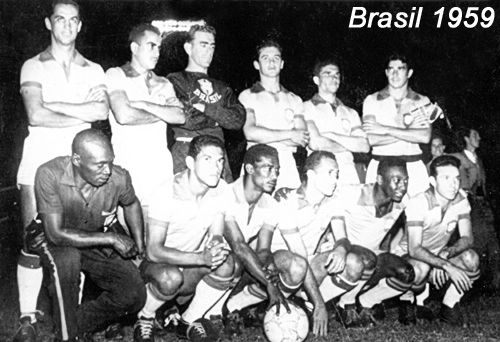 Em pé: Paulinho de Almeida, Zito, Castilho, Orlando, Coronel e Mauro Ramos de Oliveira. Agachados: o massagista Mário Américo, Garrincha, Didi, Paulo Valentim, Pelé e Zagallo.

