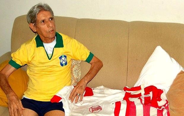 Foto do ex-ponta-direita Nado, que jogou no Náutico e no Vasco, com a camisa que vestiu na Seleção Brasileira e que guarda com carinho. Foto enviada por José Eustáquio