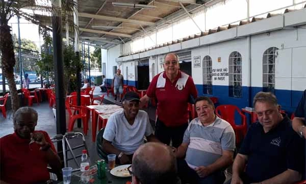Festa de anivers&aacute;rio de Jaim&atilde;o, dirigente da Hebraica, em 23 de mar&ccedil;o de 2019. Da esquerda para a direita, Badeco, Ivair (o pr&iacute;ncipe), Marcos Falopa (em p&eacute;), Leivinha e Eduardo Sav&oacute;ia