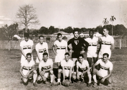 Foto inédita. Zito com a camisa do São Paulo. Mas não é do São Paulo Futebol Clube. É do São Paulo de Pindamonhangaba. Ele é o terceiro em pé (da esquerda para a direita). E observe as cercas de madeira no campo.

Crédito foto: Ulisses A. Andrade.