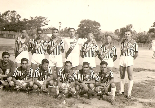 E você sabia que o craque Zito, grande vencedor, já atuou por campinhos tão esburacados? A foto, também raríssima, é de 1948. Era o time do Estudantes de Pinda.

Crédito foto: Ulisses A. Andrade.