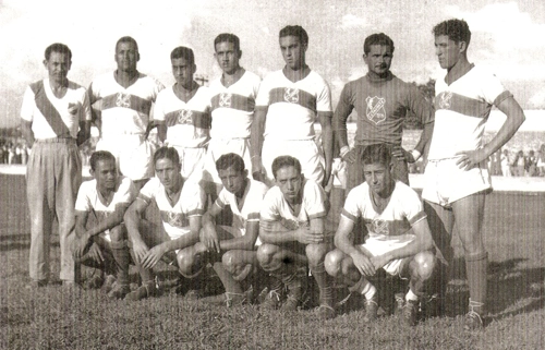 O primeiro time profissional que Zito defendeu foi o Taubaté, que tinha em pé: Santana (massagista), Gaguejo, Zito, Pedrinho, Zé Carlos, Tinoco e Pelado. Agachados: Otavinho, Carlos, Alécio, Gama e Bibide. Tempos bons do querido Burro da Central!

Crédito foto: Ulisses A. Andrade.
