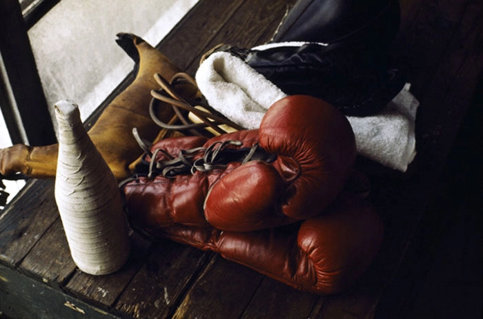 Em 1970, enquanto Ali se preparava para lutar contra Joe Frazier, pela primeira vez, foi resgistrado o momento em que Ali se preparava para colocar suas luvas de boxe na academia em Miami. Foto reprodução da Revista Time