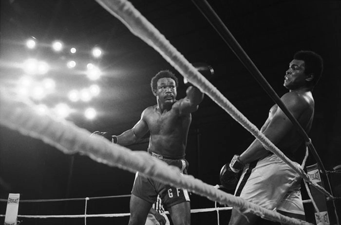 George Foreman tenta acertar Ali, mas o ataque é vão. Foto reprodução da Revista Time