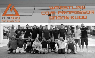 Técnico Edson Kudo ensina fundamentos do wrestling para alunos da Rilion Gracie