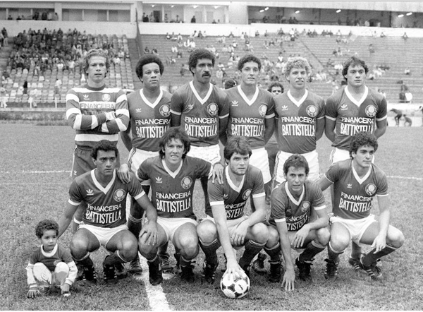 Em pé: Leão, Diogo, Vágner Bacharel, Polozzi, Rocha e Hélio. Agachados: Barbosa, Paulinho, Reinaldo Xavier, Mendonça e Paulo Roberto.  Foto do Palmeiras da década de 1980. Foto: reprodução.