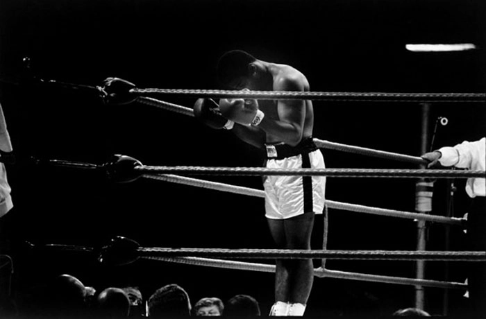 Em 1964, após derrotar Liston, o campeão anunciou que se juntou à Nação do Islã e que ele iria mudar seu nome de Cassius Clay para Muhammad Ali. Nessa foto, em Londres, no ano de 1966, ele reza a Alá antes de defender sua coroa. Foto reprodução da Revista Time