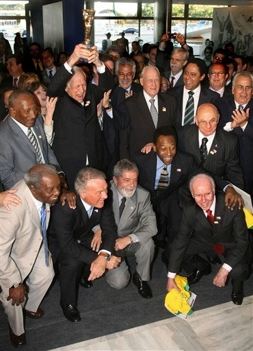 No Palácio do Planalto, no dia 26 de junho de 2008, o capitão da Copa do Mundo de 1958, Bellini, repete o gesto que é imitado até hoje. Na foto da esquerda para à direita: Djalma Santos, Bellini, João Havelange,o minsitro Orlando Silva e Zito. Agachados: Moacir, Mazzola, o presidente Lula, O rei Pelé, Zagallo e Dino Sani.

Foto crédito: AFP/iG

