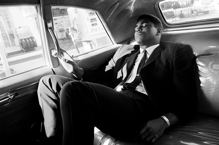 Ali adormece no carro durante viagem para sua casa, em Louisville, Kentucky, no ano de 1966. Foto reprodução da Revista Time