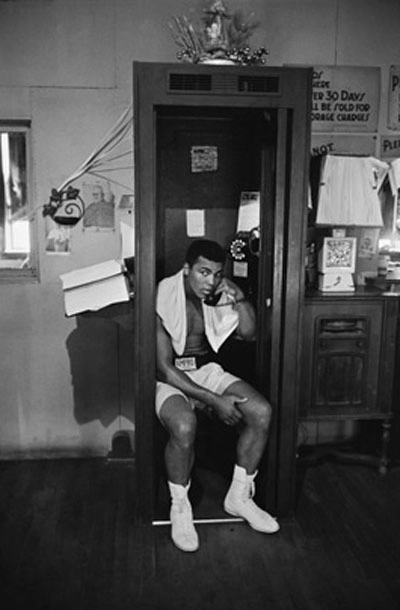 Durante uma pausa em seu treino, Ali fala ao telefone. Foto reprodução da Revista Time