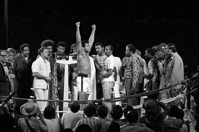 Durante a pesagem antes da luta no Zaire, 1974. Foto reprodução da Revista Time
