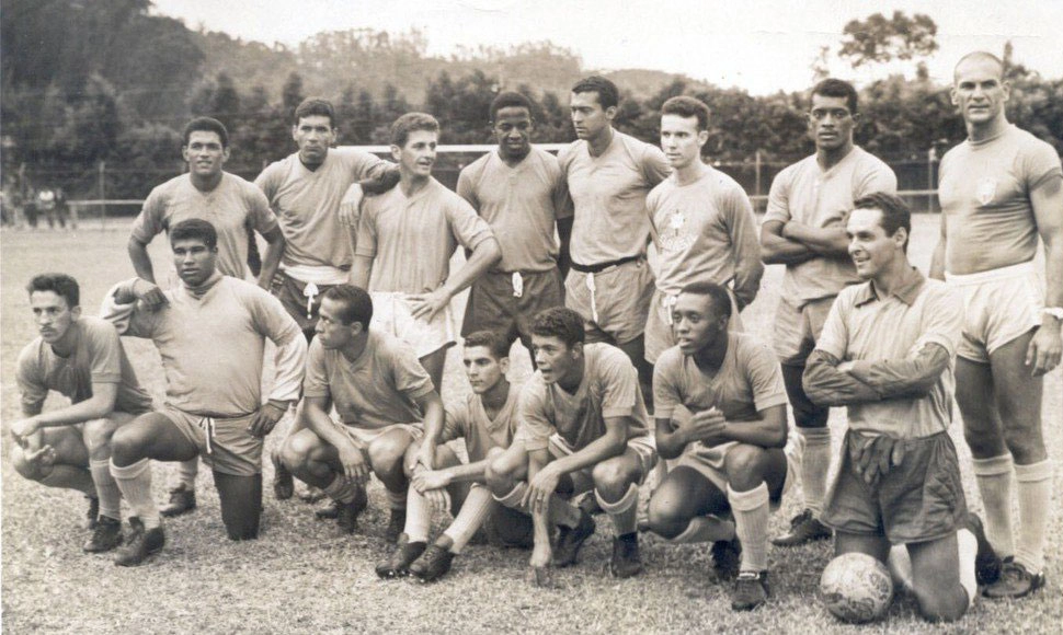 Seleção Brasileira na preparação para a Copa de 1962, em Nova Friburgo. Da esquerda para a direita, em pé: Garrincha, Nilton Santos, De Sordi, Jurandir, Aldemar, Zagallo, Benê e Paulo Amaral. Agachados: Valdir, Jair Marinho, Zequinha, Rildo, Amarildo, Germano e Gylmar dos Santos Neves. Foto enviada por José Eustáquio