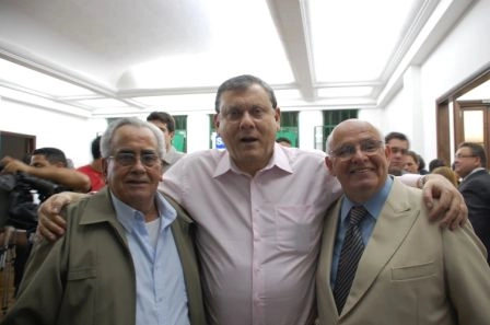 Milton Neves abraça Zito e Pepe, dois campeões do mundo de 1958, na cerimônia realizada no salão nobre do estádio do Pacaembu, no dia 25 de agosto de 2008, que simbolizava a entrega das carteirinhas do plano de saúde 