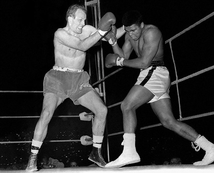 No dia 21 de maio de 1966, Ali enfrentou e venceu Henry Cooper. Na foto vemos Ali defendendo um golpe do inglês. Foto: Reprodução Google