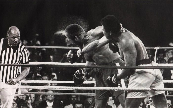 Ali acerta um golpe no fenômeno George Foreman, no dia 30 de outubro de 1974. Foto: Reprodução Google