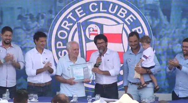 Evaristo recebe placa do presidente do Bahia, Guilherme Bellintani, na inauguração do CT do clube, no dia 11 de janeiro de 2020. Foto: Reprodução