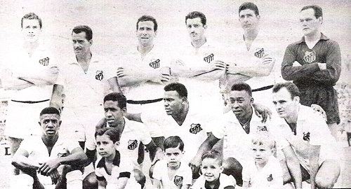 Santos em 1962, ano do primeiro título mundial do alvinegro das praias. Em pé vemos Getúlio, Zito, Dalmo, Formiga, Mauro Ramos e Laércio; agachados estão Dorval, Mengálvio, Coutinho, Pelé e Pepe. Foto enviada ao site pelo internauta santista Walter Peres