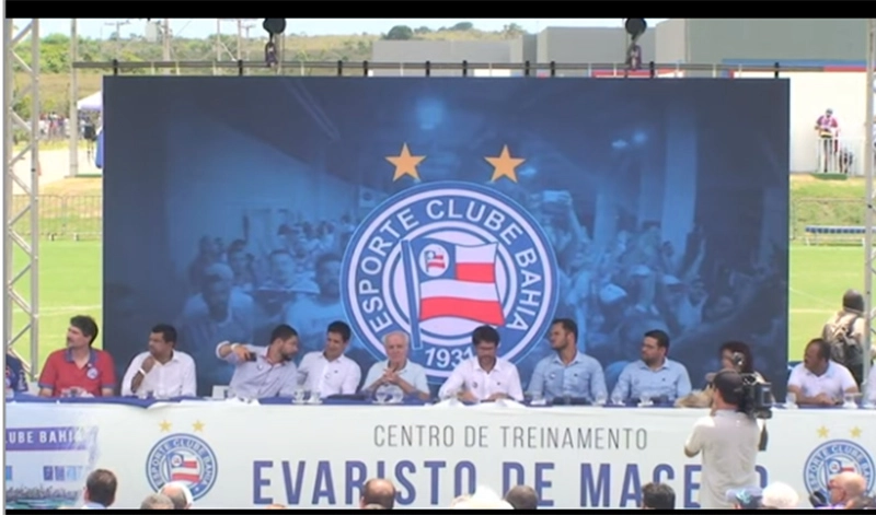 Mesa com autoridades no dia 11 de janeiro de 2020, durante a inauguração do CT do Bahia. Evaristo de Macedo está ao centro. Foto: Reprodução