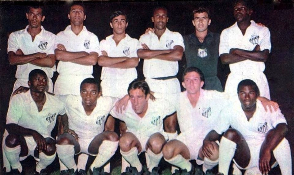 Santos, na d&eacute;cada de 60. Da esquerda para a direita, em p&eacute;: Carlos Alberto, Ramos Delgado, Clodoaldo, Geraldino, Cl&aacute;udio e Joel Camargo. Agachados: jogador n&atilde;o identificado, Lima, Tonho, Douglas e Edu
