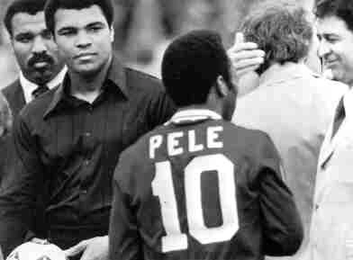 Pelé com a camisa do Cosmos encontra Ali. Foto: Reprodução Google