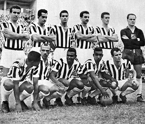 Veja mais uma formação do Peixe em 1958. Em pé, da esquerda para a direita, vemos: Dalmo, Zito, Urubatão, Formiga, Getúlio e Laércio. Agachados: Dorval, Jair Rosa Pinto, Coutinho, Pelé e Pepe. A foto foi enviada pelo querido Walter Roberto Peres, pesquisador de Santos