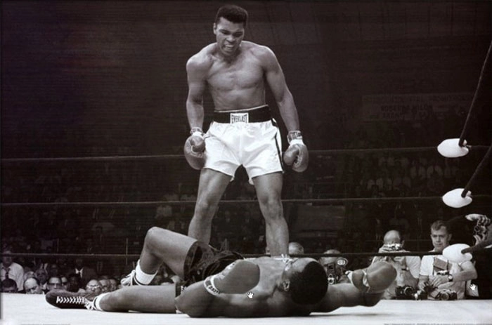Repare na vibração de Ali, que olha seu oponente Sonny Liston derrubado no chão. Foto: Reprodução Google