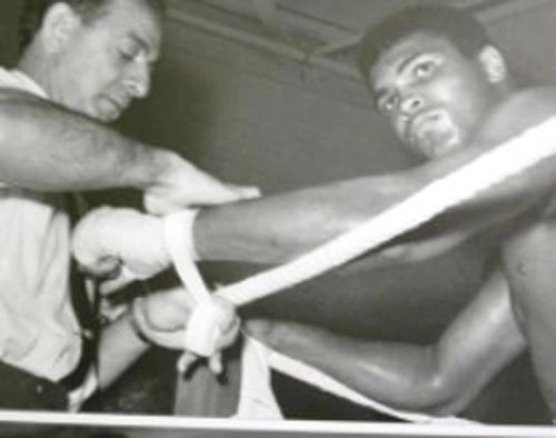 Muhammad Ali com seu treinador Ângelo Dundee, que também treinou o grande boxeador Mike Taison. Foto: Reprodução Google