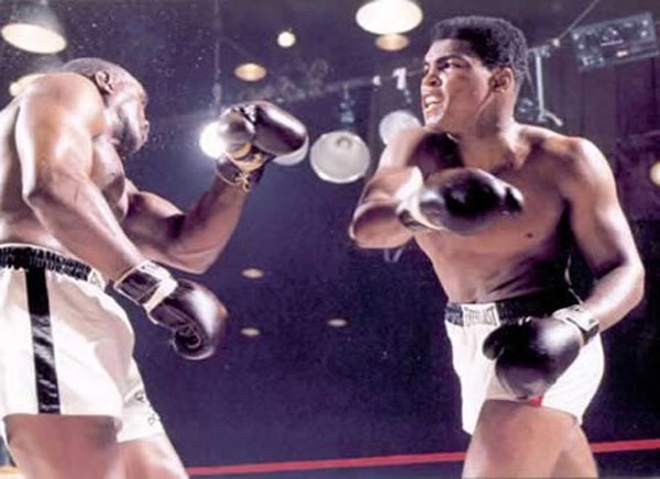 Ali acerta um maravilho golpe em Sonny Liston. Foto: Reprodução Google