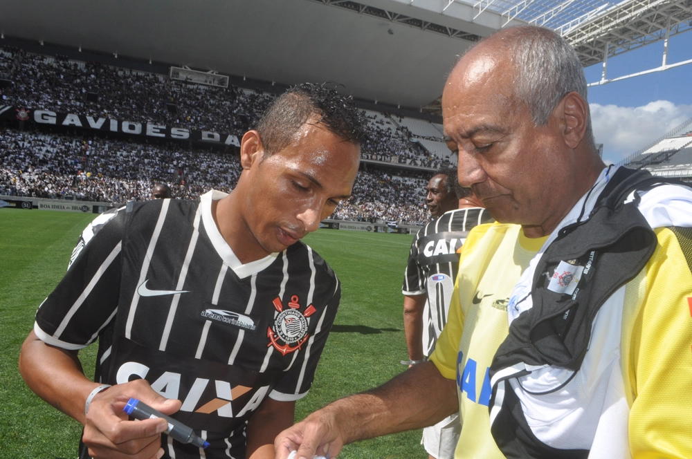 Liédson autografa camisa para Tobias em 10 de maio de 2014 na Arena Corinthians. Foto: Marcos Júnior/Portal TT
