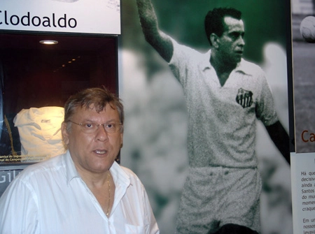 Milton Neves posa ao lado da foto de Zito no Memorial do Santos Futebol Clube, na Vila Belmiro, em 28 de abril de 2007