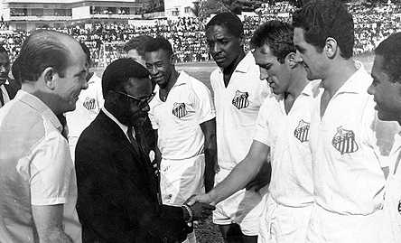 Kinshasa, em 1969: o Santos para uma guerra na África e o Primeiro Ministro do Zaire cumprimenta Pelé, Joel Camargo, Toninho Guerreiro, Orlando e Abel. Ao fundo, encoberto, à esquerda, Zito e o goleiro Cláudio