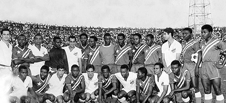 Kinshasa, Zaire, em 1969: O Santos para uma guerra africana e posa ao lado dos jogadores locais. Os jogadores do Peixe, em pé, são: Orlando, Joel(encoberto), Lima, Zito, Cláudio (encoberto atrás de um africano que está atrás de Rildo) e Rildo. Agachados: Wilson Tergal, Clodoaldo, Toninho Guerreiro, Pelé e Abel