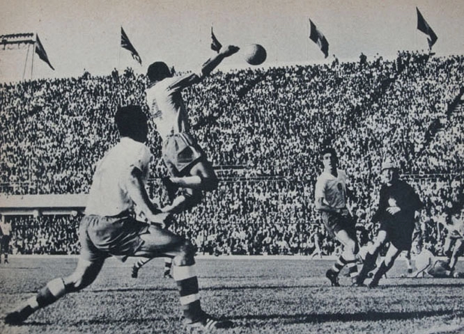 Amarildo foi o autor do cruzamento para o gol de Amarildo, um dos três brasileiros na final diante da Tchecoslováquia, na partida final. Foto: Vargas (fotógrafo chileno), enviada por Luiz Carlos Sperandio